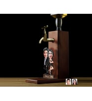 BK Gift Kişiye Özel Sevgililer Karikatürlü Musluklu Ahşap Viski Standı-3, Viski Çeşmesi, Doğum Günü Hediyesi, İçecek Dispenseri