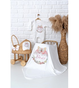 Pia Baby Premium  %100 Pamuk İsme Özel Kız Bebek Battaniye Tulum Hastane Çıkışı Hediye Seti 5028-05 (Ekru)
