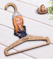 BK Gift Kişiye Özel Kadın Mühendis Karikatürlü Standart Boy Ahşap Elbise Askısı