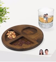 BK Gift Kişiye Özel Sevgililer Karikatürlü Viski Bardağı ve Doğal Masif Ahşap Ceviz Yuvarlak Sunum Tabağı Çerezlik Hediye Seti-81