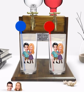 BK Gift Kişiye Özel Renkli Baskılı Sevgililer Karikatürlü İkili Vodka Bardağı ve Çift Musluklu Doğal Ahşap Vodka Standı-80 (Model 1)