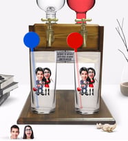 BK Gift Kişiye Özel Renkli Baskılı Sevgililer Karikatürlü İkili Vodka Bardağı ve Çift Musluklu Doğal Ahşap Vodka Standı-1 (Model 1)