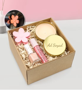 Kişiye Özel Gold Metal Kutulu Mum & Renkli Papatya Mandal Toka & Pastel Oje & Pastel Dudak Dolgunlaştırıcı Gloss Hediye Seti