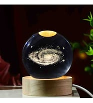 Kristal Cam Kar Küresi 3D Işıklı LED Lamba USB Kablolu Ahşap Standlı Özel Gün Işığı Dekoratif Hediyelik Konsept Masaüstü Aksesuar Şık Zarif Süs Biblo Dekor Top Özel Üretim Premium Ay Küre Seti