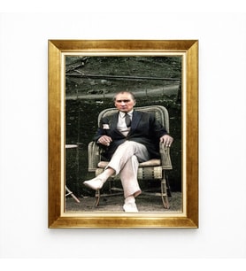 Tablore Atatürk Hasır Koltukta Dinlenirken Kanvas Tablo - Altın Çerçeveli Karizmatik Portre