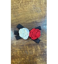 KIRMIZI BEYAZ GÜLLÜ TASARIM BROŞ YAKA İĞNESİ TÜRBAN AKSESUARI 6X3 CM