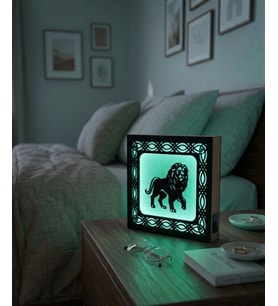 Aslan Figürlü LED Gece Lambası – Dekoratif Ahşap Çerçeveli Masaüstü Lamba 14x14 cm