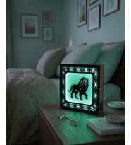 Aslan Figürlü LED Gece Lambası – Dekoratif Ahşap Çerçeveli Masaüstü Lamba 14x14 cm
