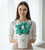 Beyaz Silindir Kutu İçinde Sevimli Yeşil Renkli Peluş Ayıcıklar Kalp Yastıklı