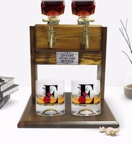 BK Gift Kişiye Özel Renkli Baskılı Harf Tasarımlı İkili Viski Bardağı ve Çift Musluklu Doğal Ahşap Viski Standı-6 (Model 1)