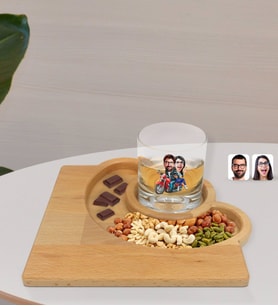 BK Gift Kişiye Özel Sevgililer Karikatürlü Viski Bardağı ve Doğal Masif Ahşap Yarım Ay Sunum Tabağı Çerezlik Hediye Seti-97