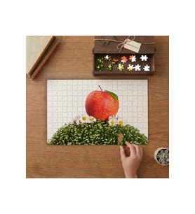 Papatyaların Üstünde Kırmızı Elma Tasarımı 240 parça Ahşap Puzzle Ahşap Kutuda MP01794