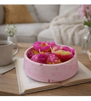 El Yapımı Çiçek Tasarımlı Dekoratif Mum – Özel Tasarım Pembe Renkli Kokulu Mum – Hediye & Ev Dekoru (Sarı-Pembe)