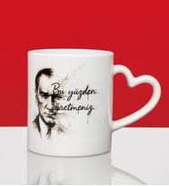 Atatürk Tasarımlı Kalpli Kupa – “Bu Yüzden Öğretmeniz” Yazılı, Mavi Gözlü Kara Kalem Çizim