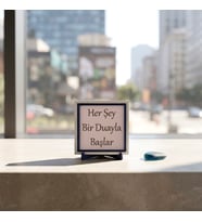“Her Şey Bir Duayla Başlar” Yazılı Dekoratif Obje, Dua ve İnanç Temasını Estetik Bir Masaüstü Tasarımıyla Buluşturan Özel Armağan 10x10 cm