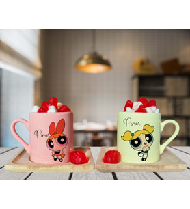 Powerpuff Blossom & Bubbles Arkadaş Çift Tasarımlı Pembe & Sarı Ahşap Tabaklı Kişiye Özel Türk Kahvesi Fincanı Seti