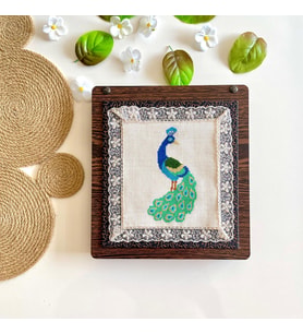 Seretamin Handmade Tavus Kuşu Kanaviçe Nakışlı Dekoratif Ahşap Kutu