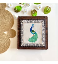 Seretamin Handmade Tavus Kuşu Kanaviçe Nakışlı Dekoratif Ahşap Kutu