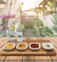 BK Gift Kişiye Özel Erkek ve Kadın Tasarımlı 2’li Rakı Bardağı ve Meze Tabaklı Doğal Masif Ahşap Servis Sunum Tepsisi Model 1