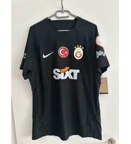 GALATASARAY 2023/2024 YENİ SEON SİYAH FUTBOL FORMASI (Sarı)
