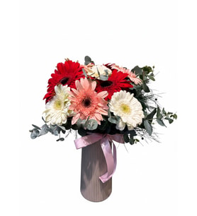 Bej Çizgili Polimer Vazoda Renkli  Gerbera Aranjımanı
