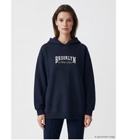 LCW Modest Lacivert Kapüşonlu Brooklyn Baskılı Kadın Sweatshirt Tunik