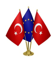 Masa Üstü Avrupa Birliği Bayrağı Türk Bayrağı Üçlü Pirinç Direk Masa Bayrak Seti