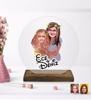BK Gift Kişiye Özel Kız Kardeşler Karikatürlü Yuvarlak Ahşap Standlı Biblo-2