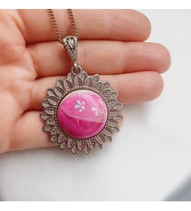 Pembe ebrulu kolye