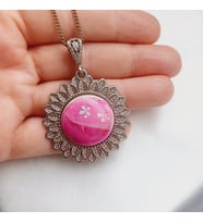 Pembe ebrulu kolye
