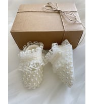 HOŞGELDİN BEBEK , YENİDOĞAN HEDİYELİK , KIZ BEBEK HEDİYE KUTUSU, BANDANALI BEBEK PATİK , BEBEK MEVLİD PATİĞİ ,HASTANE ODASI , BABY SHOWER (İnci)