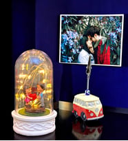 Kişiye Özel Fotoğraflı Set  Led Işıklı Fanus ve Kırmızı Vosvos Tasarımlı Fotoğraf Tutucu (Model 7)