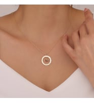 925 Ayar Gümüş Dokulu Yuvarlak Çerçeve İçinde Renkli Taşlı Kolye (Gold)