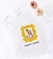 BK Gift Kişiye Özel Fotoğraflı Friends Kapı Çerçevesi Tasarımlı Beyaz Mutfak Önlüğü