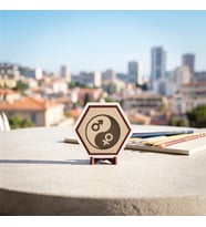 Sembolik Anlam Taşıyan Yin Yang Motifli Masaüstü Süsü Kahve Köşelerinizi Tamamlayan Modern ve Estetik Bir Görünüm Sunar 10x10 cm