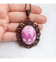 Pembe ebrulu kolye