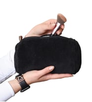 Peluş Makyaj Çantası (Kısa Tüylü) – Kadınlar İçin En Yeni Makyaj Çantası Modeli (Siyah)