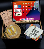 Kişiye Özel Ahşap Tablet Tutacağı & Gold Baskılı Bambu Tabaklı Cam Fincan & 2 Adet Türk Kahvesi Hediye Seti