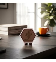 İnnâ lillâhi ve innâ ileyhi râciûn Hat Sanatlı Masaüstü Süsü Modern ve Anlamlı Tasarımıyla Evinize Huzur Katan 10x10 cm, Açık Kahve