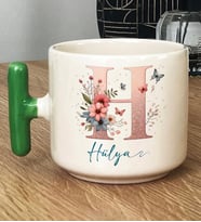 Kişiye Özel Çiçekli Kelebekli H Harfli Hediye T Kupa Bardak İsimli İsim Yazılı (Yeşil)