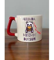 Aklımda Duracağına Midemde Dursun Baskılı Kırmızı Kulplu D Kupa (Beyaz)