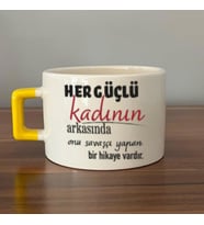 Her Güçlü Kadının Arkasında Baskılı Kadınlar Günü Sarı Kulplu C Fincan