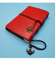 Pusula Tasarımlı Kırmızı Deri Defter