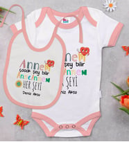 BK Kids Kişiye Özel Annem Çok Şey Bilir Tasarımlı Pembe Bebek Body Zıbın ve Mama Önlüğü Hediye Seti