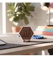 Allah Yazılı Modern Dekoratif Obje, Ev ve Ofis Dekorasyonuna Anlam Katan Zarif Masaüstü Aksesuarı 10x10 cm