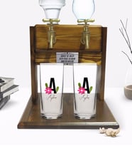 BK Gift Kişiye Özel Renkli Baskılı Harf ve İsim Tasarımlı İkili Rakı Bardağı ve Çift Musluklu Doğal Ahşap Rakı Standı-4 (Model 1)