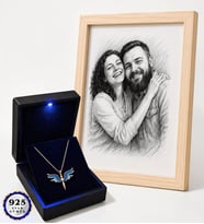 Işıklı Kutuda 925 Ayar Gümüş Mikail Meleği Kolye ve Kişiye Özel Karakalem Fotoğraflı Ahşap Çerçeve