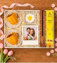 Kadınlara Özel Fotoğraflı Çerçeve Papatya Mum Tütsü Ve 2'li Kahve Fincan Seti