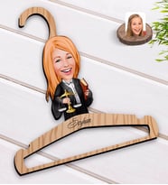 BK Gift Kişiye Özel Kadın Avukat Karikatürlü Standart Boy Ahşap Elbise Askısı-1