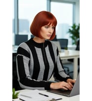 Kadınlar İçin Kışlık Çizgili Crop Triko Kazak Oversize Kesimiyle Fermuarlı Dik Yaka Rahatlığı.